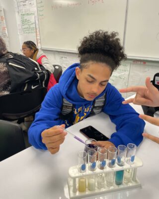 Using Red Cabbage Indicator to test pH of household substances 🧪👨🏾‍🔬👩🏾‍🔬